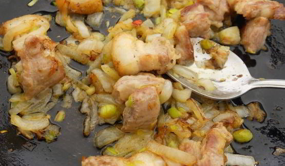 картофель отварной со свиной грудинкой и луком