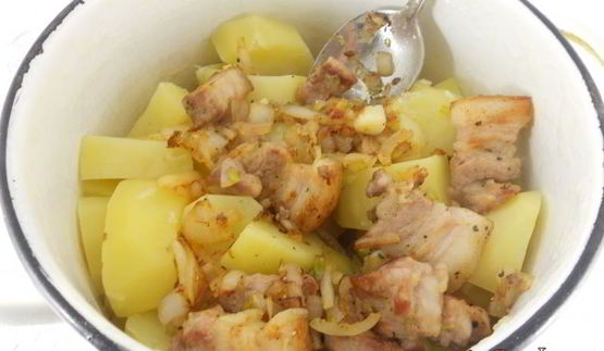 картофель отварной со свиной грудинкой и луком