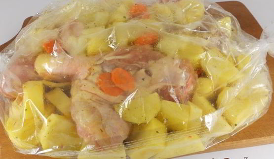 картофель с куриными окорочками, овощами и карри в рукаве