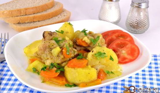 картофель с куриными окорочками, овощами и карри в рукаве