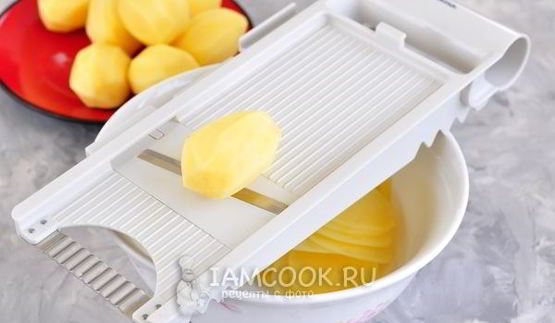 картошка с фаршем, сыром и майонезом в духовке