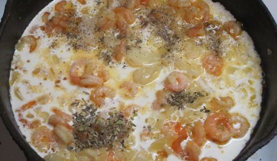 красный рис с креветочным кремом