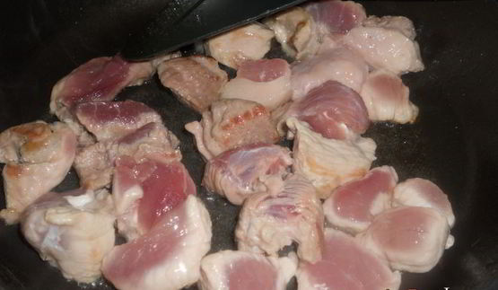 молодой картофель со свининой и баклажанами