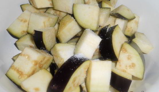 молодой картофель со свининой и баклажанами