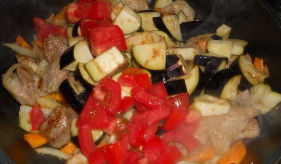 молодой картофель со свининой и баклажанами