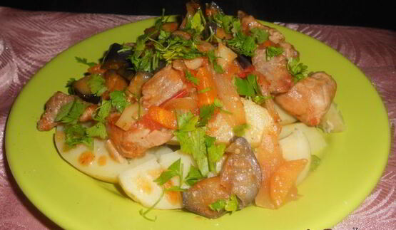 молодой картофель со свининой и баклажанами