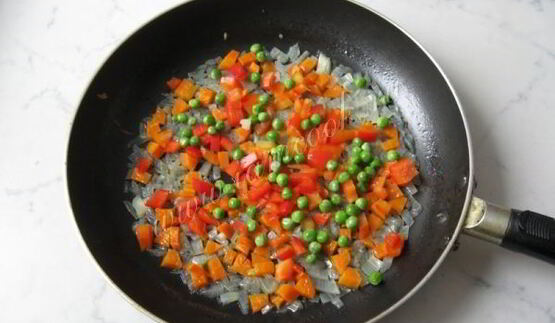 рис с брокколи и зеленым горошком