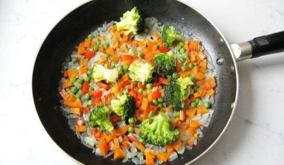 рис с брокколи и зеленым горошком