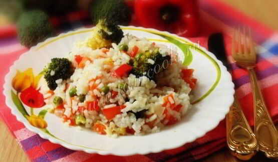 рис с брокколи и зеленым горошком