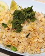 Рис с огурцами и листьями кинзы