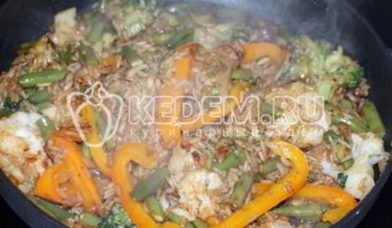 рис с овощами и соевым соусом