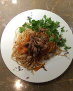 Рисовая лапша с курицей Ткемали и карамелизированной морковью