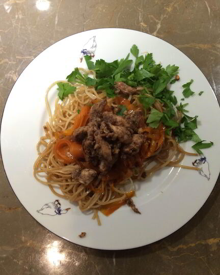 Рецепт рисовой лапши с курицей ткемали и карамелизированной морковью