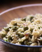 Вегетарианский рис с зеленым горошком и миндалем