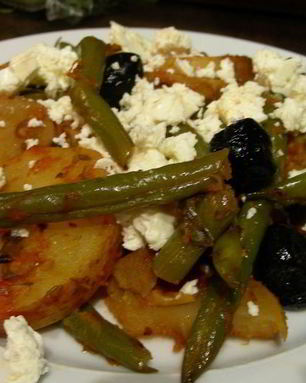 Зеленая фасоль и картофель в томатном соусе по-гречески