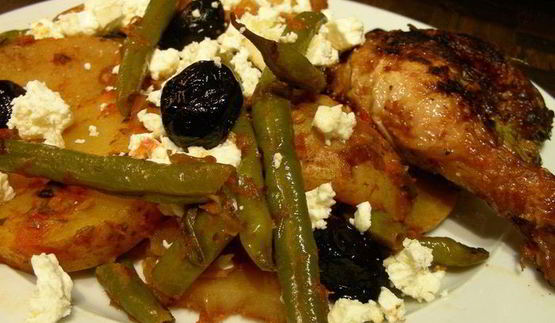 зеленая фасоль и картофель в томатном соусе по-гречески