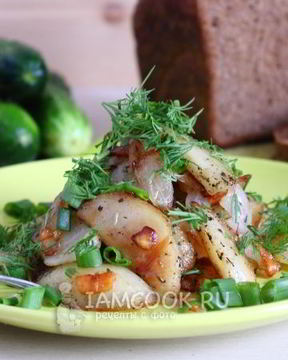 Жареная картошка с луком на сковороде