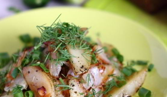 жареная картошка с луком на сковороде