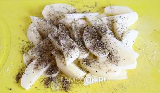 жареная картошка с луком на сковороде