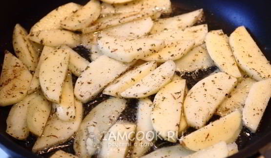 жареная картошка с луком на сковороде