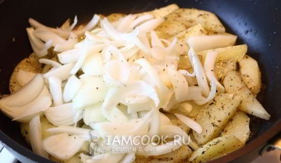 жареная картошка с луком на сковороде