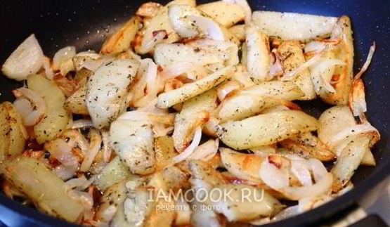 жареная картошка с луком на сковороде