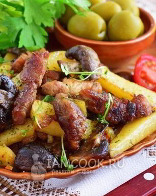 Жареная картошка с мясом и грибами