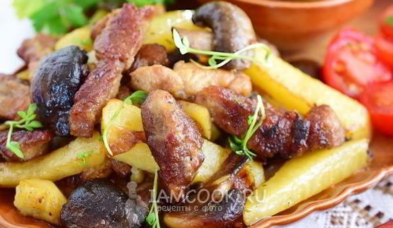 жареная картошка с мясом и грибами