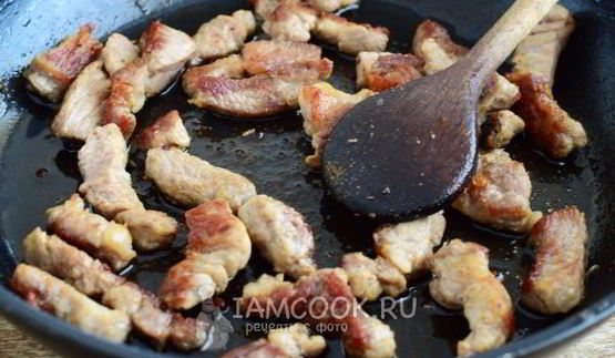 жареная картошка с мясом и грибами