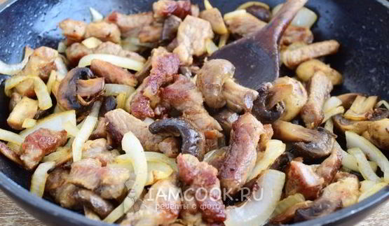 жареная картошка с мясом и грибами