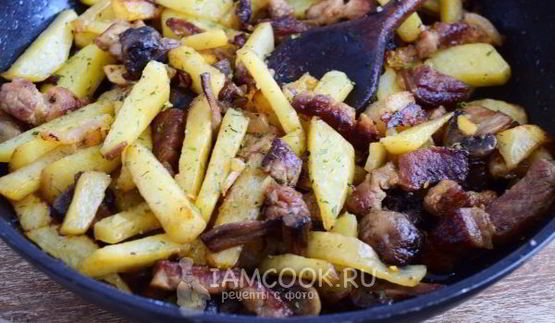 жареная картошка с мясом и грибами