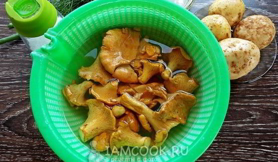 жареная картошка с замороженными грибами