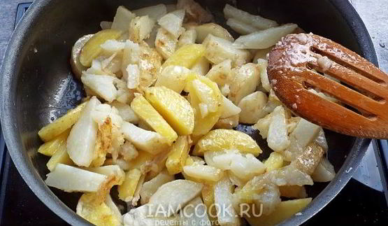 жареная картошка с замороженными грибами