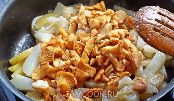 жареная картошка с замороженными грибами