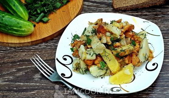 жареная картошка с замороженными грибами