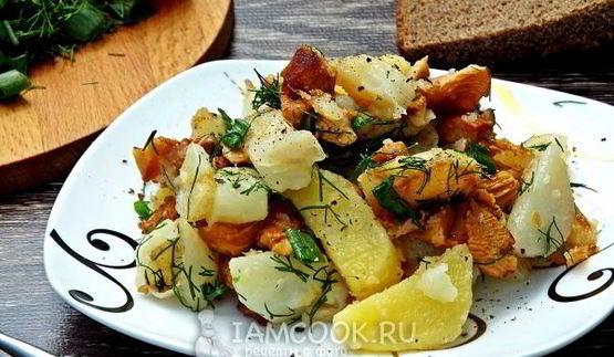 жареная картошка с замороженными грибами