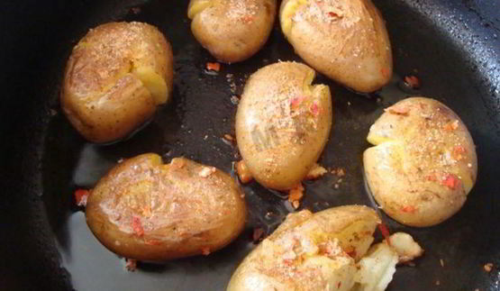 жаренный картофель с перцем и солью сянцзань цзяоянь сяо тудоу