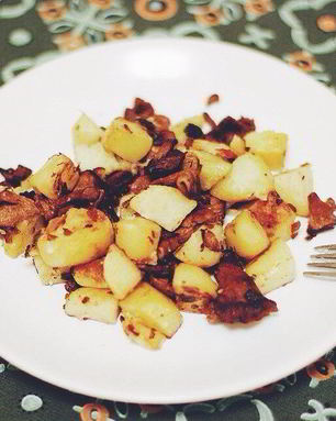Жареный картофель с лисичками