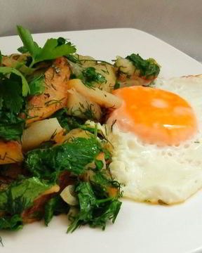 Жареный картофель с зеленью и яйцом