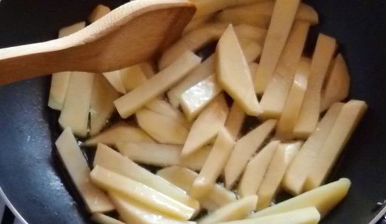 жареный картофель с зеленью и яйцом