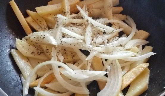 жареный картофель с зеленью и яйцом