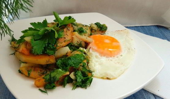 жареный картофель с зеленью и яйцом