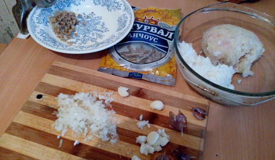 ленивые рыбные голубцы в хренно-сметанном соусе