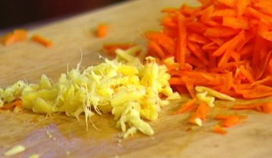 гречневая лапша с грибами и морской капустой