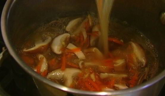 гречневая лапша с грибами и морской капустой