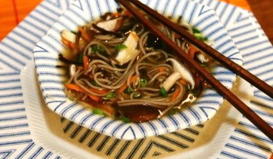 гречневая лапша с грибами и морской капустой