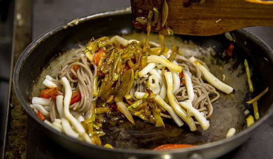 гречневая лапша с кальмарами