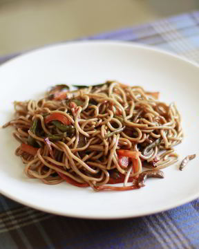 Гречневая лапша с овощами и креветками