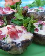 Ароматные шампиньоны с моцареллой и помидорами на гриле