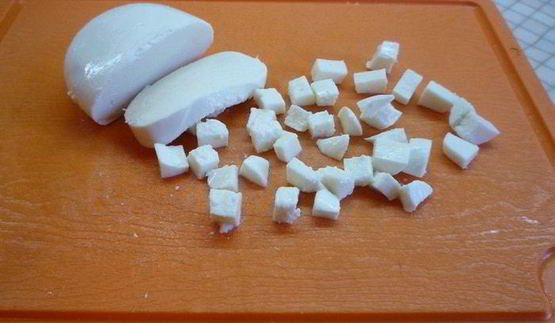 ароматные шампиньоны с моцареллой и помидорами на гриле